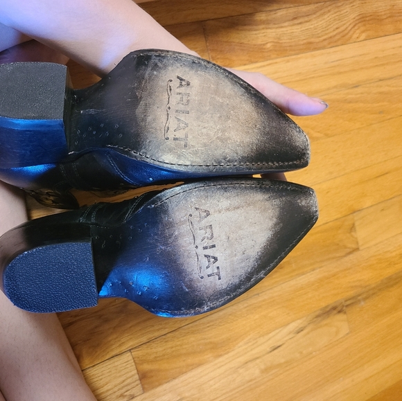 Ariat short black booties Women's 7.5B - Picture 5 of 12